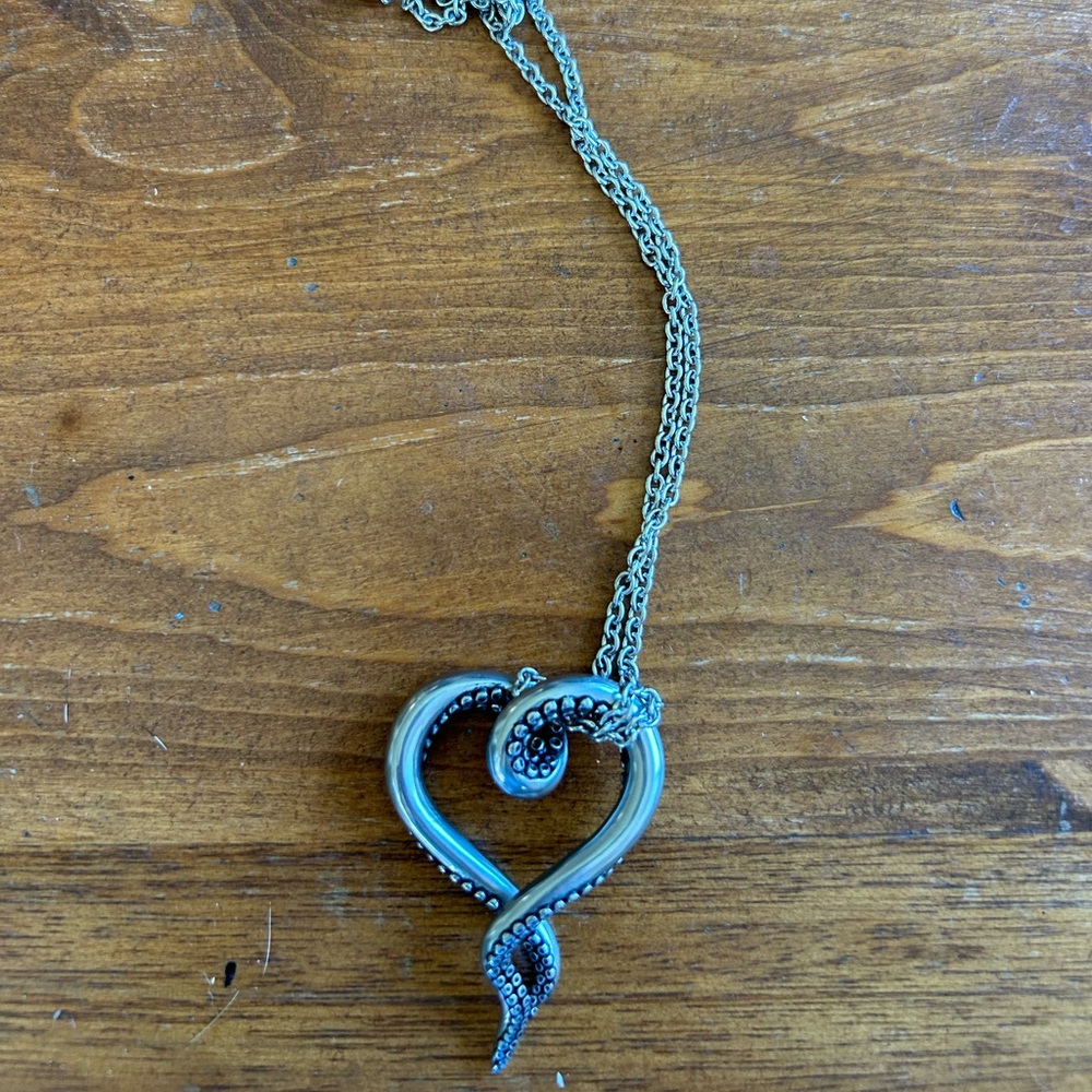 Controse unique octopus heart necklace
